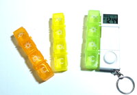Denní elektronický dávkovač léků s alarmem MedControl Model 2020 s oddělenými zásobníky