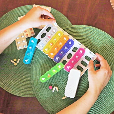 Velký týdenní elektronický dávkovač léku na 7 dní s chytrým alarmem a LED displejem EDOSO – Model 2026 Český