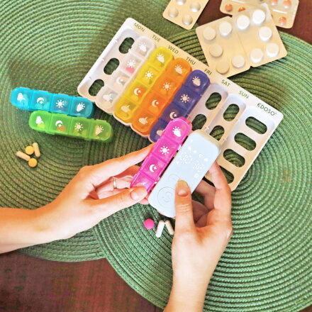 Velký týdenní elektronický dávkovač léku na 7 dní s chytrým alarmem a LED displejem EDOSO – Model 2026 Český