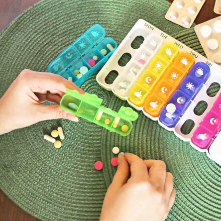 Velký týdenní elektronický dávkovač léku na 7 dní s chytrým alarmem a LED displejem EDOSO – Model 2026 Český